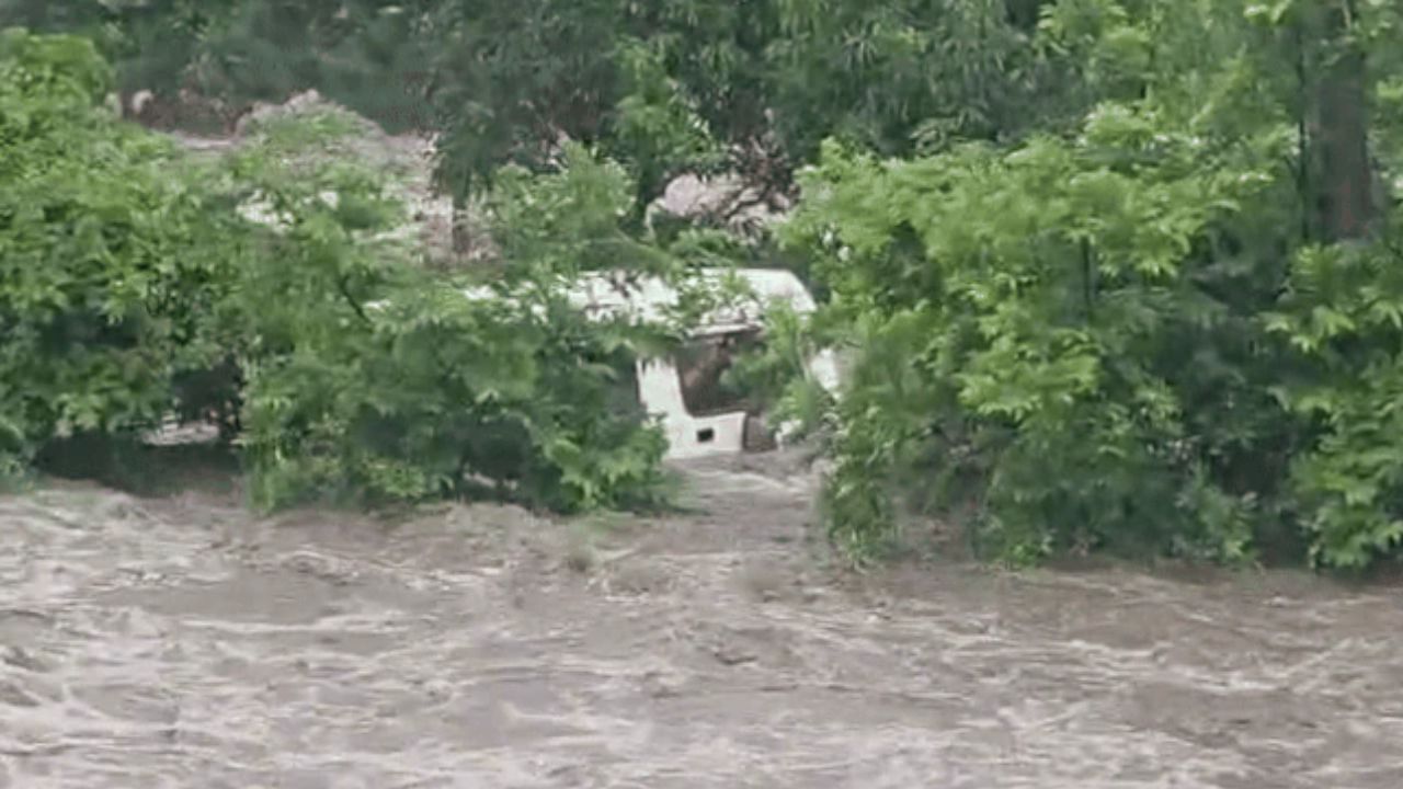 Rajsamand School Van: School children's lives in danger in Rajsamand, van stuck in water; NDRF conducted rescue operation