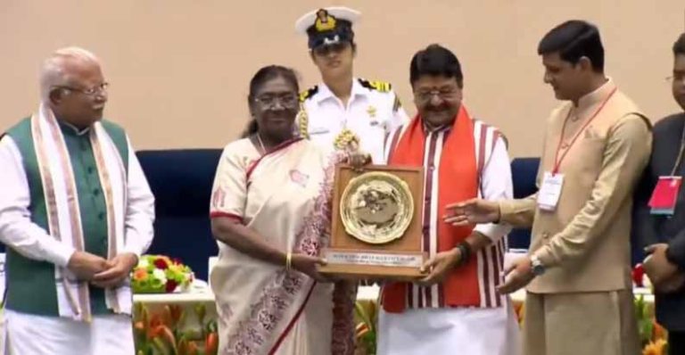 Lalkuan Nagar Panchayat again got first rank in the state in cleanliness, President honored it