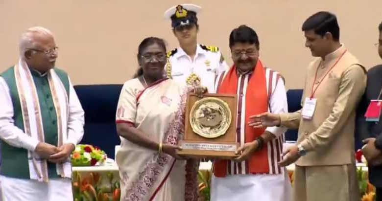 Lalkuan Nagar Panchayat again got first rank in the state in cleanliness, President honored it