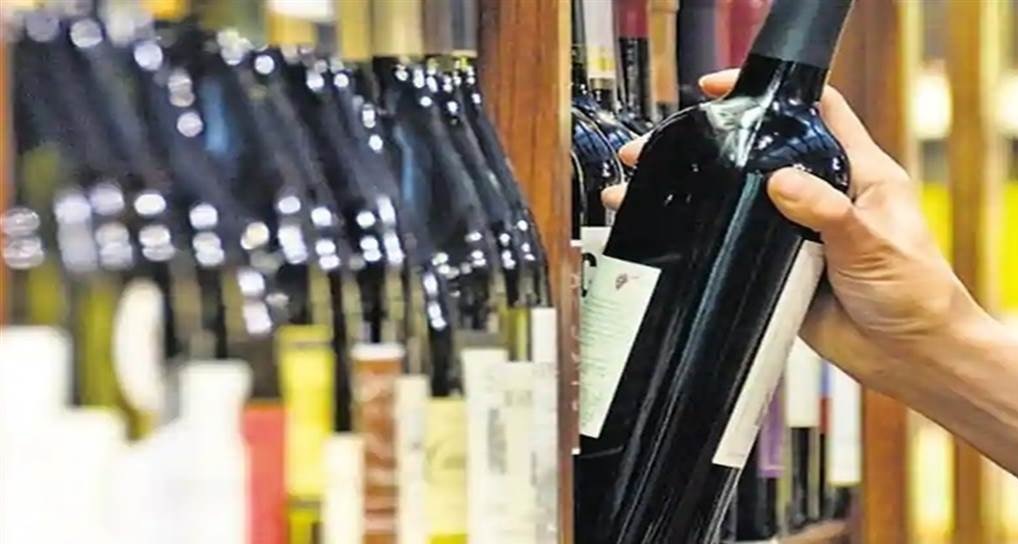 Haryana News: हरियाणा में आबकारी नीलामी से रिकॉर्ड राजस्व, खुदरा शराब की दुकानों को लेकर नई व्यवस्था