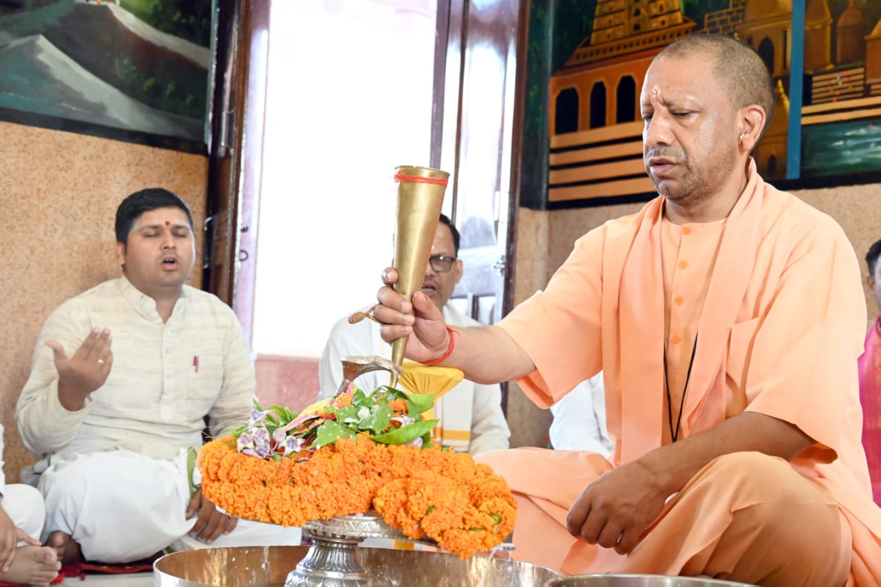 Cm yogi Latest News: Sawan starts from today, the country is painted in the color of Bholenath, CM Yogi performed Rudrabhishek in Gorakhpur