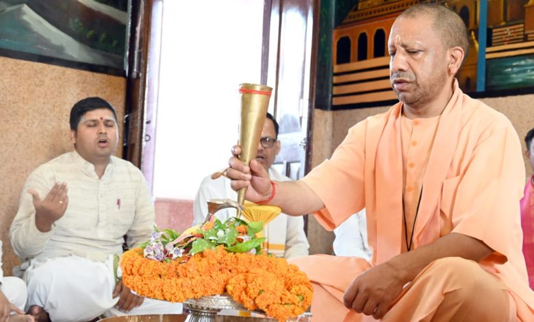 Cm yogi Latest News: Sawan starts from today, the country is painted in the color of Bholenath, CM Yogi performed Rudrabhishek in Gorakhpur