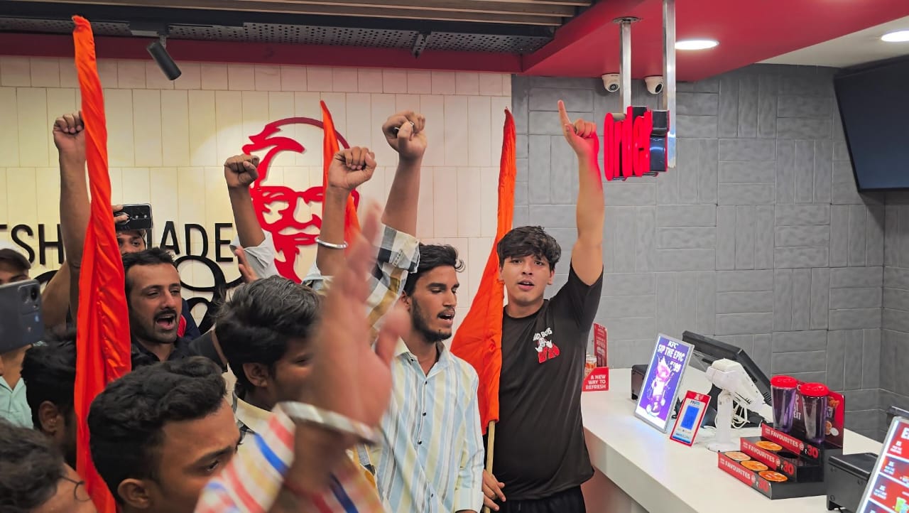 UP Ghaziabad News: KFC and Nazir are open in the month of Sawan, Hindu Raksha Dal protest, shutters forcibly closed