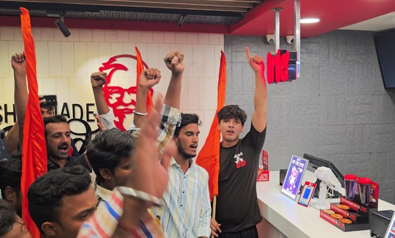 UP Ghaziabad News: KFC and Nazir are open in the month of Sawan, Hindu Raksha Dal protest, shutters forcibly closed