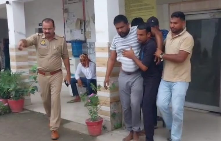 UP Bijnor News: Bullying in front of police, Pradhan's husband and family members beaten up badly, police saved their lives