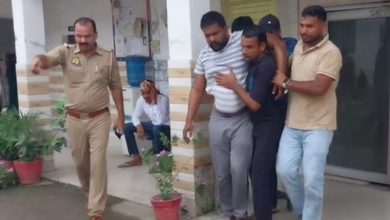 UP Bijnor News: Bullying in front of police, Pradhan's husband and family members beaten up badly, police saved their lives