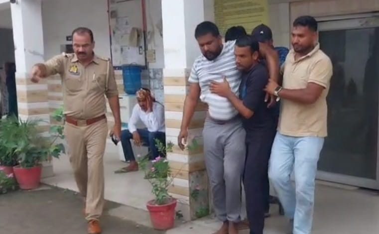 UP Bijnor News: Bullying in front of police, Pradhan's husband and family members beaten up badly, police saved their lives
