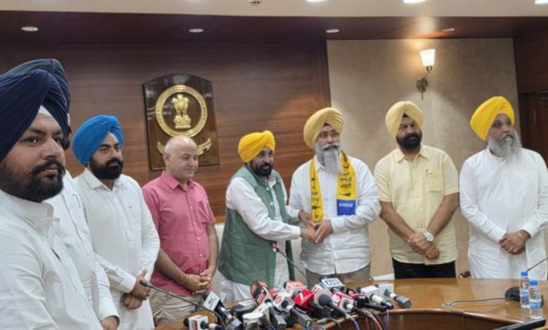Punjab AAP News: अकाली दल के पूर्व विधायक हरमीत सिंह संधू आम आदमी पार्टी में शामिल, तरनतारन उपचुनाव में बन सकते हैं उम्मीदवार