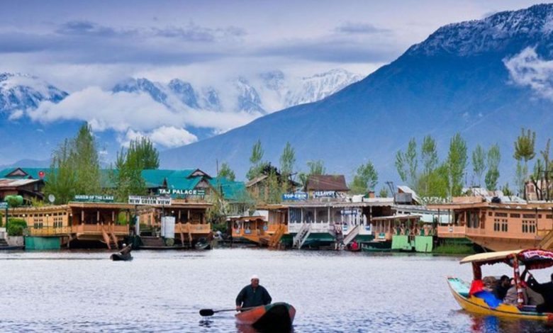 Srinagar Trip: पर्यटन का नया केंद्र बना श्रीनगर का लाल चौक, जानें घूमने की जगहें