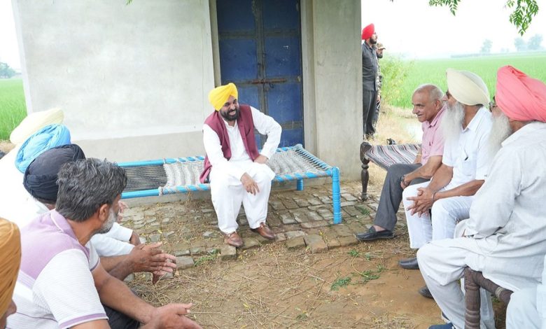 CM Bhagwant Mann: सीएम मान ने की ग्रामीणों के बीच बिना तामझाम की बैठक, किसानों के बीच जाकर किया संवाद