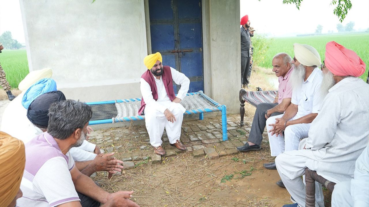 CM Bhagwant Mann: सीएम मान ने की ग्रामीणों के बीच बिना तामझाम की बैठक, किसानों के बीच जाकर किया संवाद