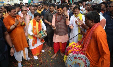 CM Mohan Yadav: CM Mohan Yadav played cymbals, Vijayvargiya picked up damru, MP ministers seen immersed in devotion