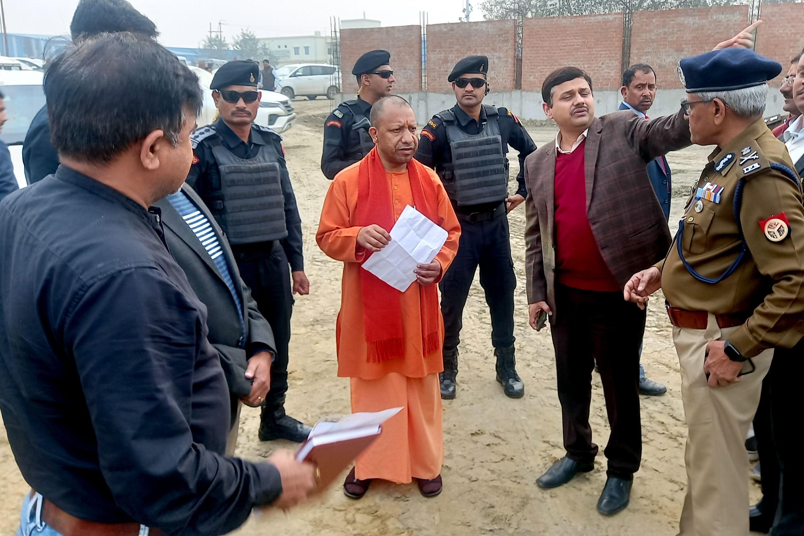 Cm Yogi Latest News: CM Yogi's Varanasi visit: Review of development works, meeting with the public!