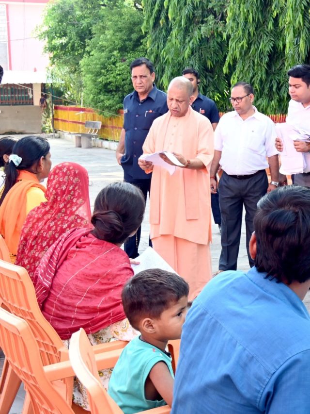 गोरखनाथ मंदिर में सीएम योगी का जनता दर्शन
