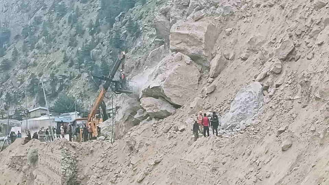 Niti-Malari highway restored after 30 hours, stranded polling parties and villagers got relief