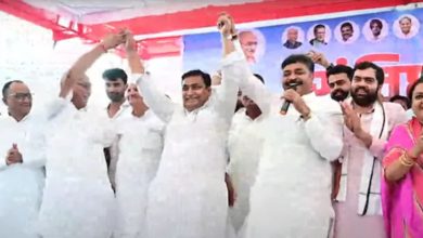 Rajasthan Congress Rally: 'Where can I find a friend like you...' Tikaram Julie sang a song at the Sikar rally, held Dotasara's hand