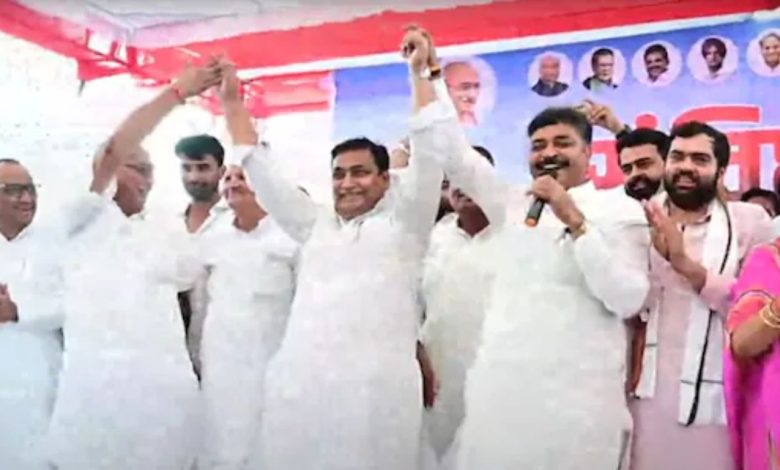 Rajasthan Congress Rally: 'Where can I find a friend like you...' Tikaram Julie sang a song at the Sikar rally, held Dotasara's hand