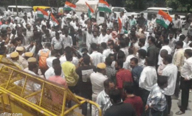 Rajasthan Politics: Congress's fierce protest in Udaipur, demand for action against SHO Dinesh Patidar