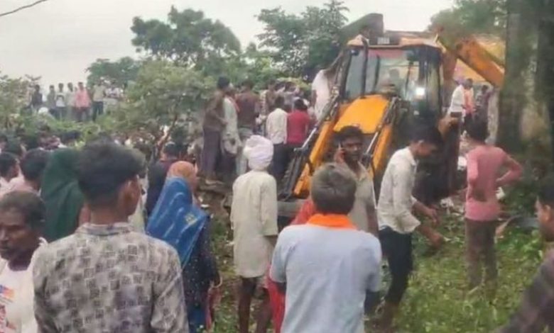 A heart-wrenching accident occurred due to the collapse of the school roof in Jhalawar, four innocent children died, many children were seriously injured...