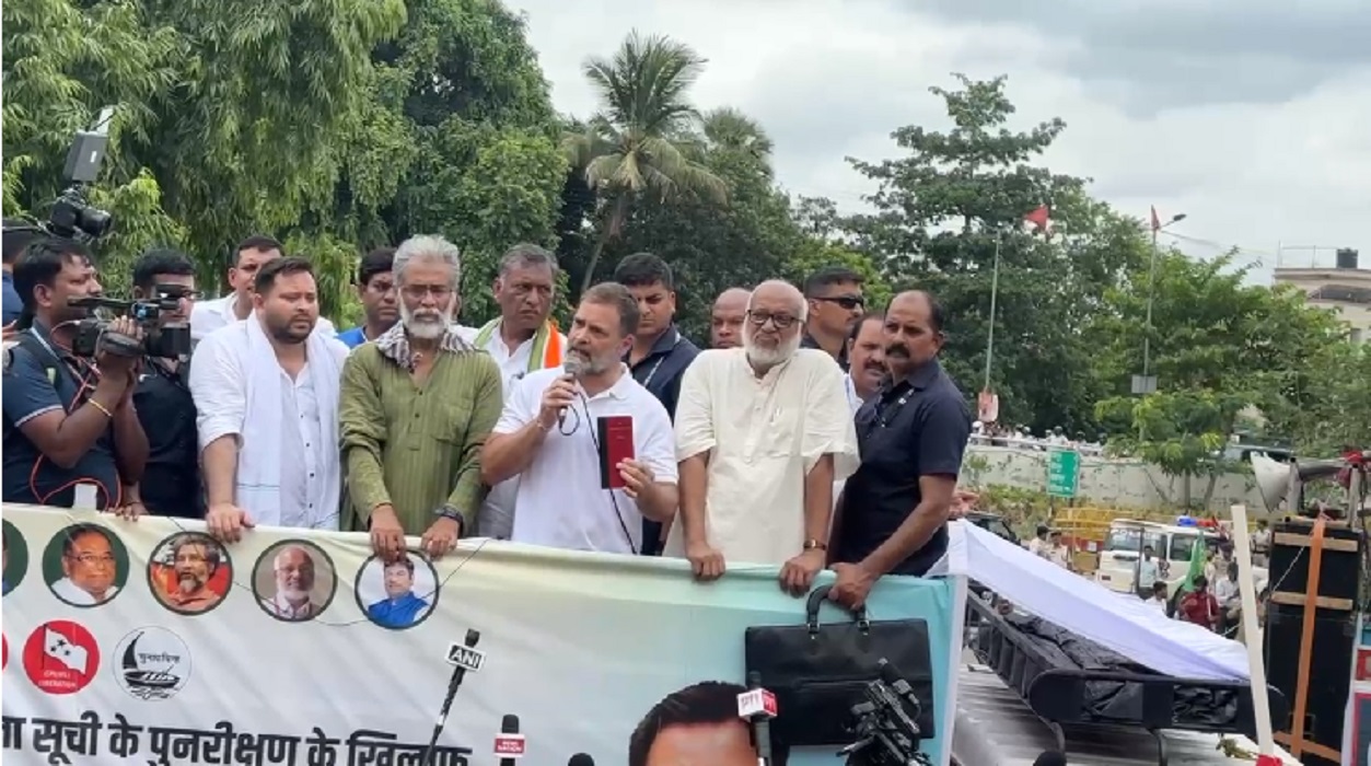 Bihar Band News: Bihar Bandh shook the state! Trains were stopped somewhere, traffic was blocked somewhere; Rahul Gandhi took to the streets with Tejashwi