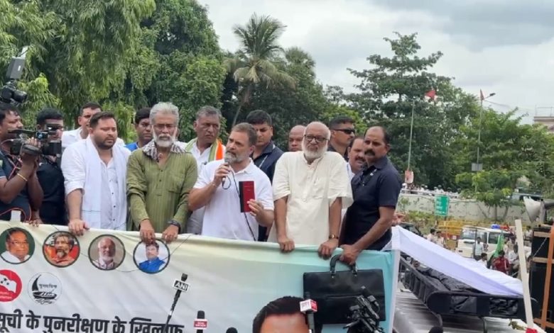 Bihar Band News: Bihar Bandh shook the state! Trains were stopped somewhere, traffic was blocked somewhere; Rahul Gandhi took to the streets with Tejashwi