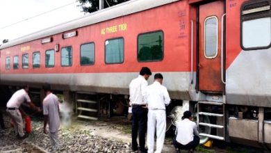Kushinagar Express Accident Avert: Smoke caused panic, train had to be stopped, passengers panicked