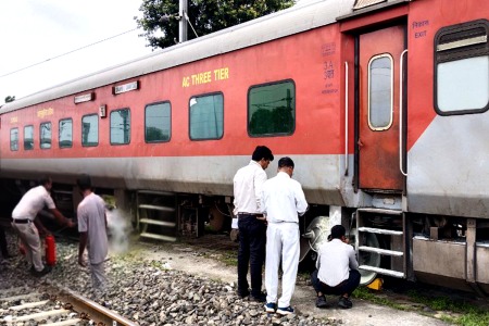 Kushinagar Express Accident Avert: Smoke caused panic, train had to be stopped, passengers panicked