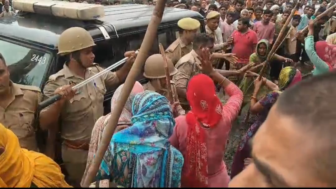 Up Bijnor News: Noorpur police saved two youths from the mob, villagers armed with sticks surrounded the police