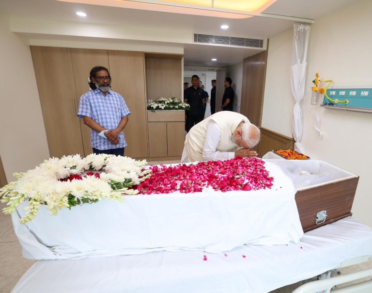 Shibu Soren News: PM Modi reached the hospital to pay tribute to Shibu Soren, hugged CM Hemant