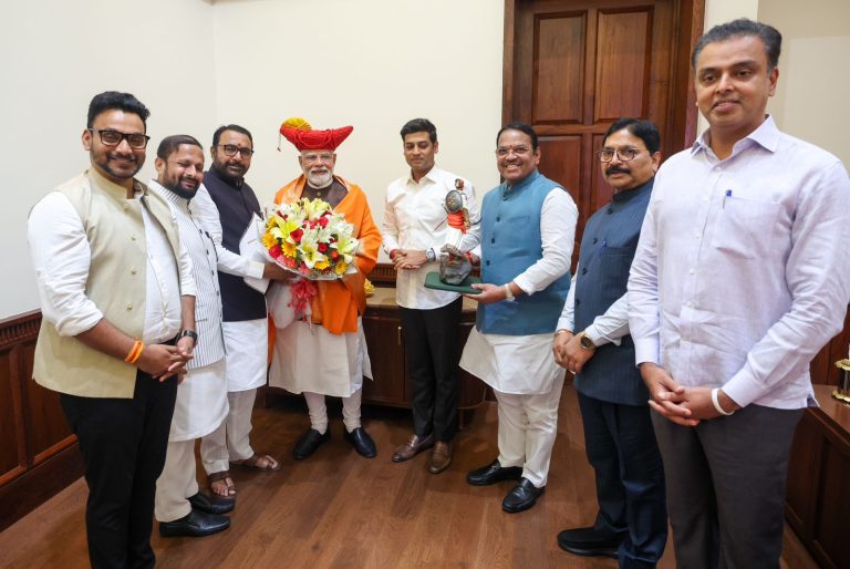 Shiv Sena MPs met PM Modi: Shinde faction MPs met PM Modi, respected Marathi tradition
