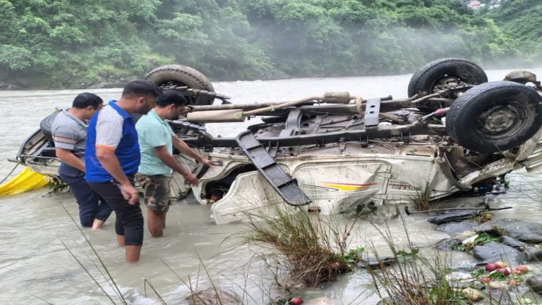 A pickup loaded with apples fell into a 300 meter deep ditch in Tehri