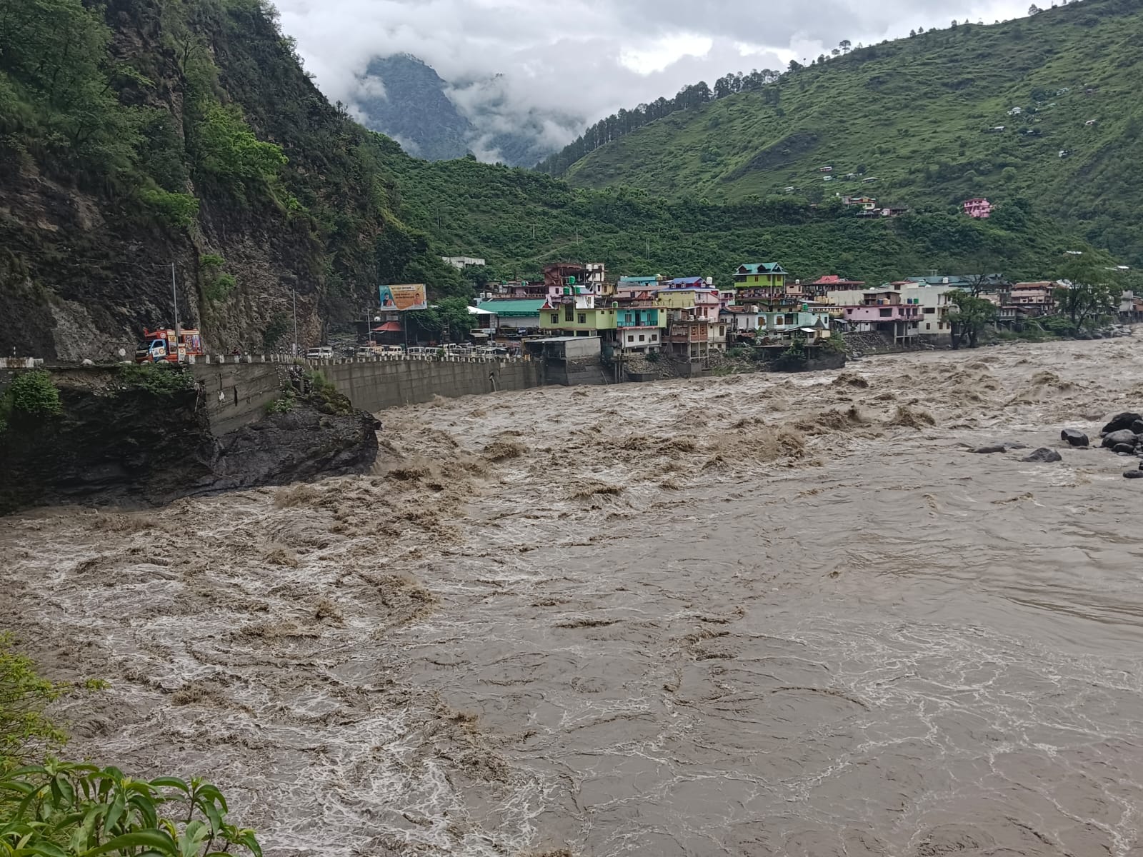 Heavy rains cause havoc in Dehradun, rivers and streams are in spate, orange alert issued in many districts