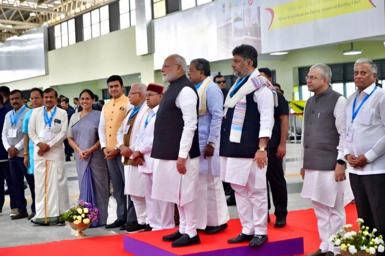 PM Narendra Modi Bengaluru Visit: वंदे भारत ट्रेनों को दिखाई हरी झंडी, येलो लाइन मेट्रो में की सवारी