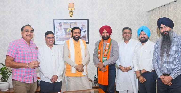 Shiromani Akali Dal: पूर्व अकाली नेता रणजीत सिंह गिल भाजपा में हुए शामिल, सीएम नायब सैनी ने किया स्वागत