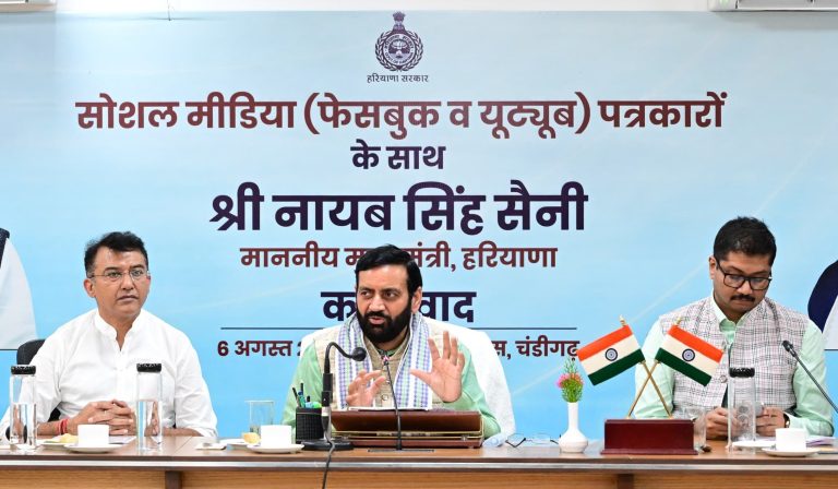 CM Nayab Singh Saini: हरियाणा सीएम सैनी ने सोशल मीडिया पत्रकारों से की मुलाकात, प्रतिनिधियों की समस्याएं सुनीं