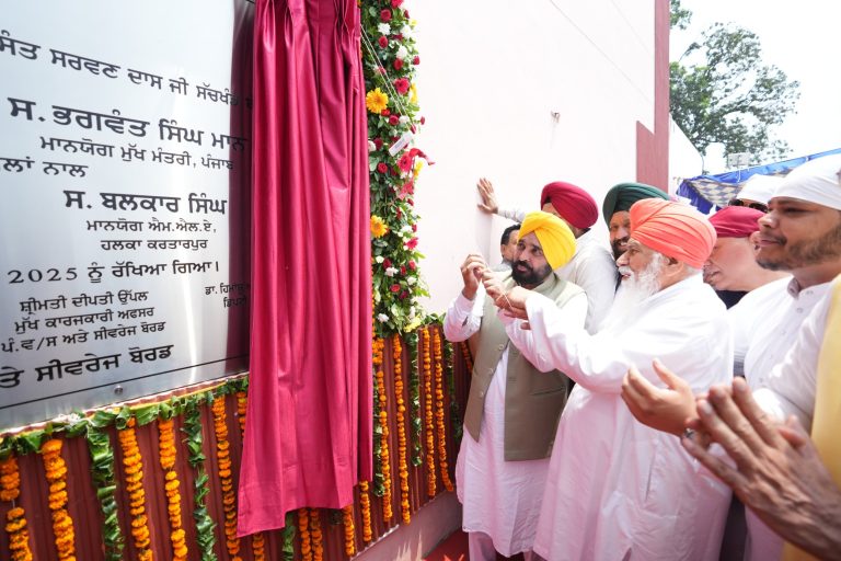 CM Bhagwant Mann: जालंधर में सीएम ने डेरा सच्चखंड बल्लां में रखी ट्रीटमेंट प्लांट की नींव, शिक्षा और गरीबी हटाने पर ज़ोर