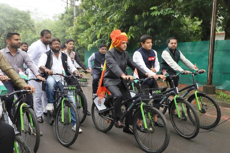 79th Independence Day in Indore: महापौर साइकिल से पहुंचे समारोह स्थल, भव्य परेड और सांस्कृतिक प्रस्तुतियों ने बटोरी सराहना