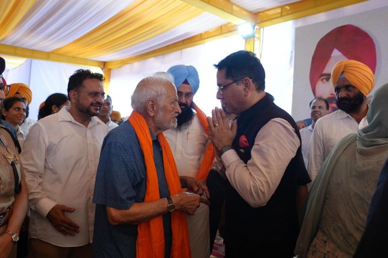 Ludhiana News: लुधियाना में हंगामा, सम्मान समारोह में अव्यवस्थाओं पर भड़के शहीद परिवार, सम्मान चिन्ह फेंके
