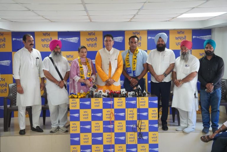 Punjab AAP: कांग्रेस को बड़ा झटका: अमृतसर के दो पार्षद आम आदमी पार्टी में शामिल