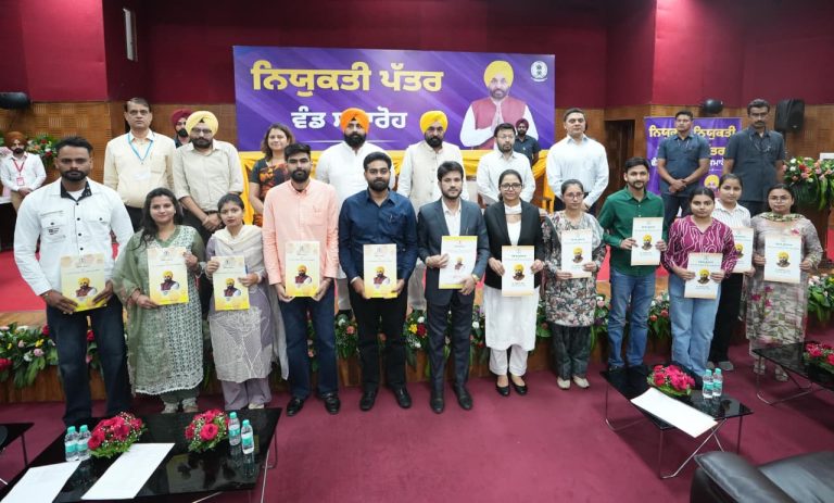 CM Bhagwant Mann: पंजाब में मिशन रोजगार के तहत 271 युवाओं को सरकारी नौकरी, मुख्यमंत्री ने सौंपी नियुक्ति पत्र