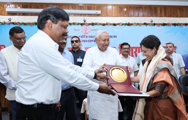 Nitish Kumar News: Grand Hindi Seva Samman ceremony organized in Patna, CM Nitish Kumar honored scholars and officials