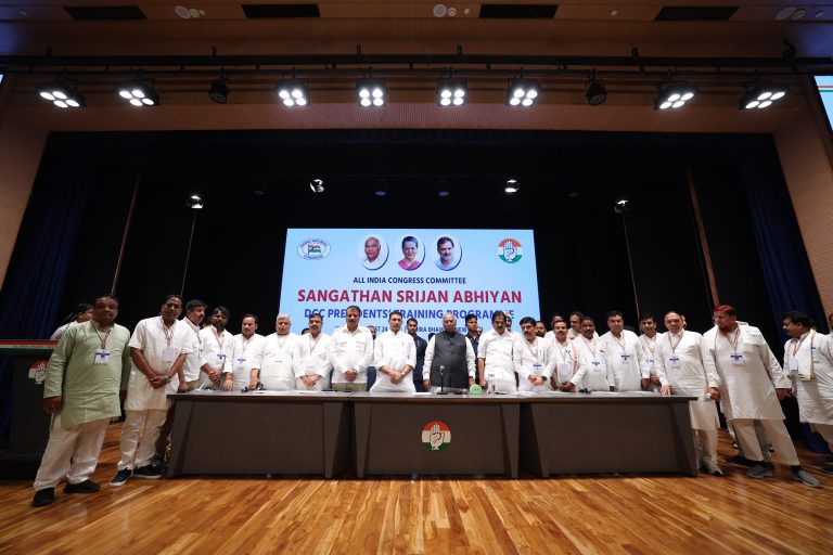 MP News: कांग्रेस के नए जिला अध्यक्षों की पहली ट्रेनिंग, इंदौर में कांग्रेस कार्यकर्ताओं का धरना प्रदर्शन