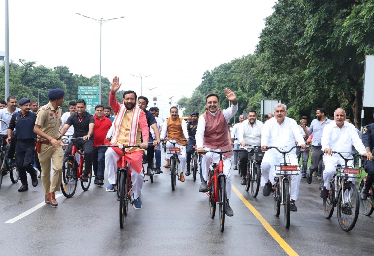 साइकिल चलाकर विधानसभा पहुंचे मुख्यमंत्री नायब सिंह सैनी
