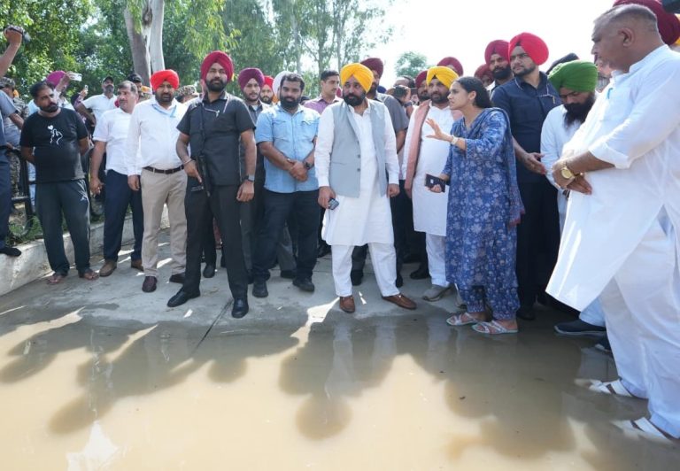 CM Bhagwant Mann: सीएम मान का अमृतसर दौरा, बाढ़ प्रभावित गांवों का जायजा, राहत कार्यों का किया ऐलान