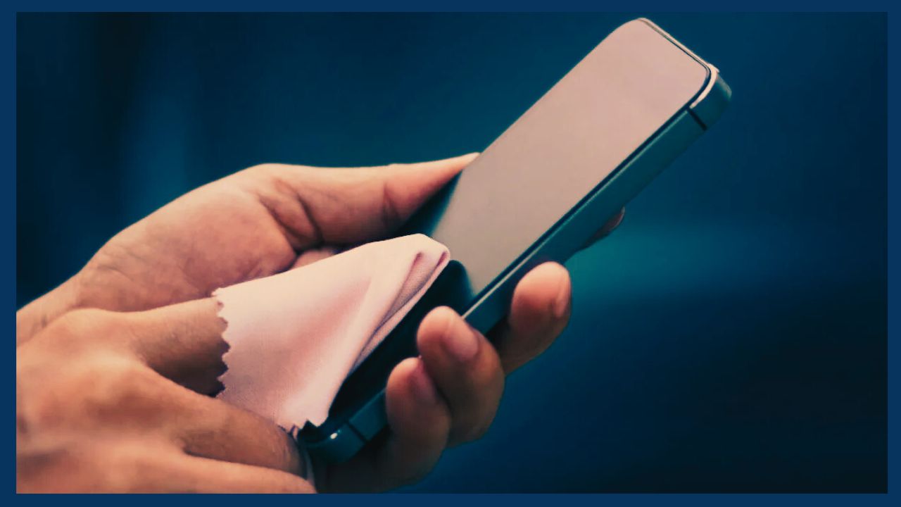 Smartphone Cleaning: फोन से जुड़ा एक अनदेखा खतरा, जानना है बेहद जरूरी