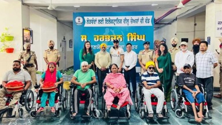 Punjab Kapurthala News: हरभजन सिंह ने स्वतंत्रता दिवस पर जरूरतमंदों को दीं इलेक्ट्रॉनिक व्हीलचेयर