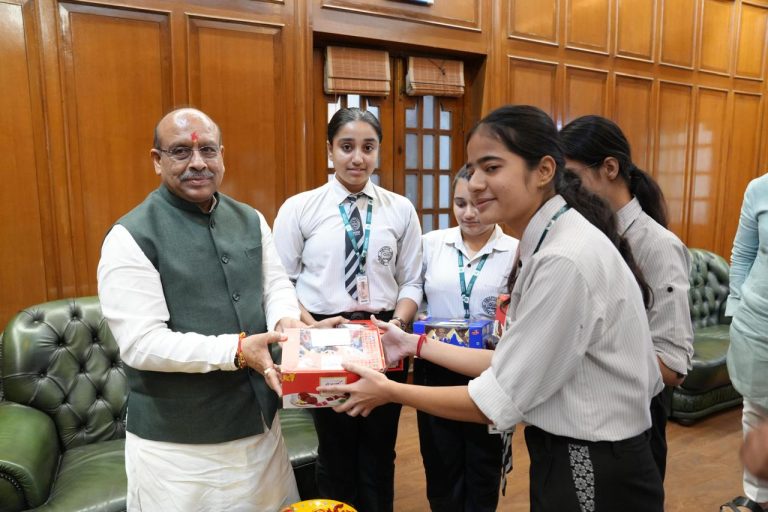 Raksha Bandhan Celebration: विधानसभा अध्यक्ष विजेंद्र गुप्ता ने स्कूली बच्चों एवं अंतरराष्ट्रीय सामाजिक संस्था के सदस्यों के साथ मनाया रक्षाबंधन