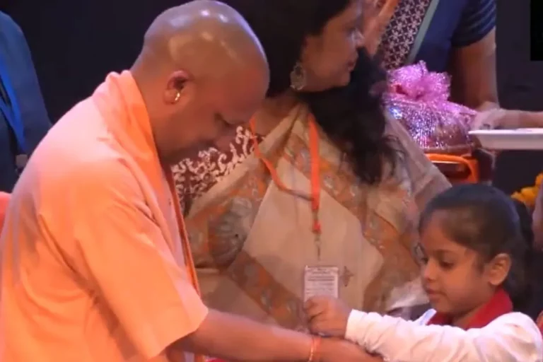 CM Yogi Latest News: CM Yogi became the 'big brother' of little girls, gave a special gift by tying Rakhi!