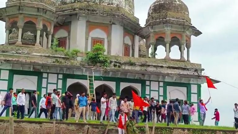 Fatehpur Tomb-Temple Controversy: Politics heated up over the 'tomb-temple' dispute in Fatehpur, CM Yogi summoned the report, created a stir