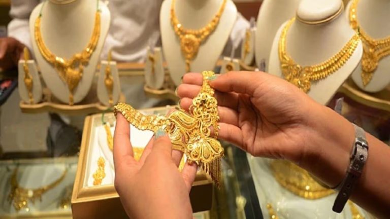 Up Gold RateToday: Gold prices crash in UP! Prices fell sharply as soon as Sawan ended, know the rate of 22-24 carat gold today